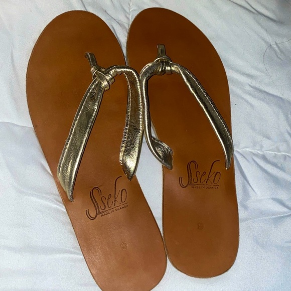 Sseko Shoes - Sseko size 9 gold flip flops
